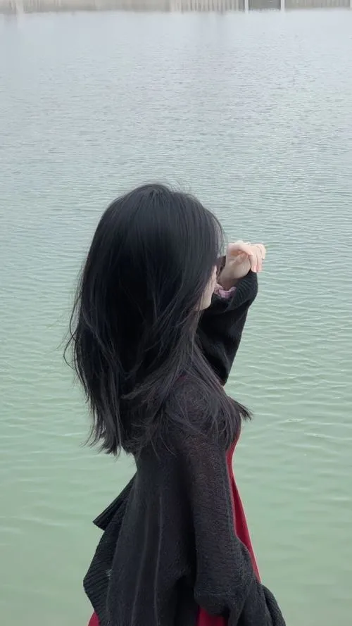 26 Ảnh gái xinh bí ẩn đứng bên mặt nước quay nghiêng tóc phủ má làm tổng thể trông lạnh lùng và sâu hơn
