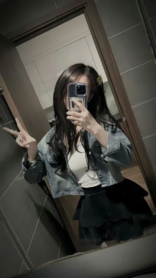 27 Ảnh nữ cá tính không lộ mặt chụp gương trong thang máy điện thoại che kín mặt tạo vibe cực cuốn