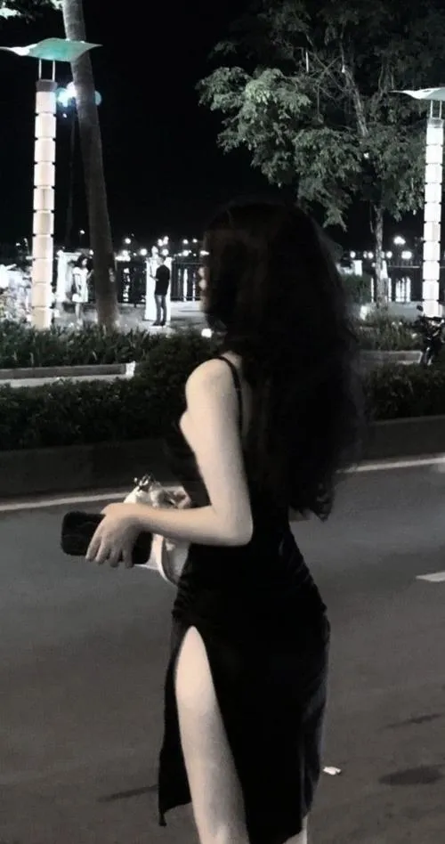 28 Ảnh gái đẹp giấu mặt mặc váy đen đứng dưới hàng cây đêm quay ngang nửa người đầy thần thái