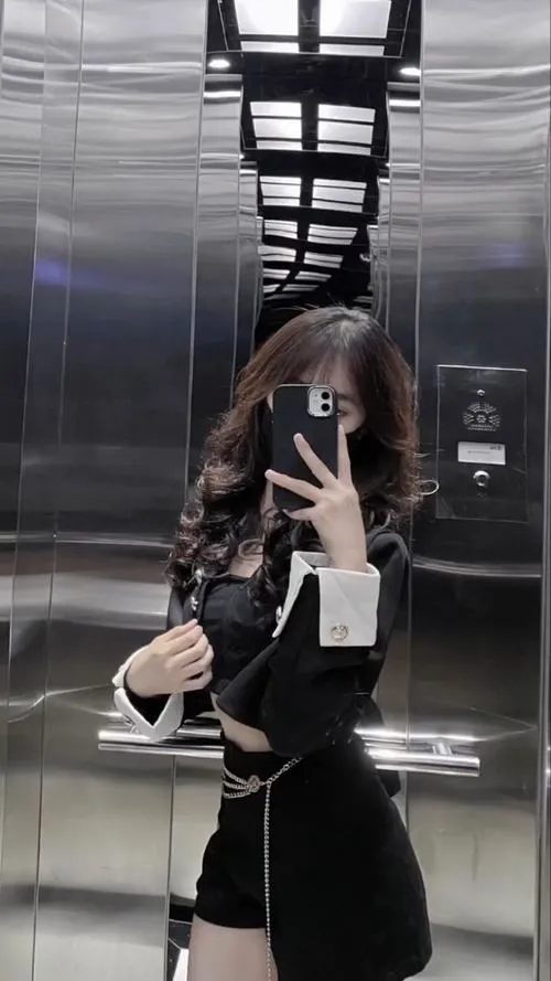 29 Ảnh girl phố che mặt trong thang máy đội mũ lưỡi trai cúi đầu dùng điện thoại che mặt rất cá tính