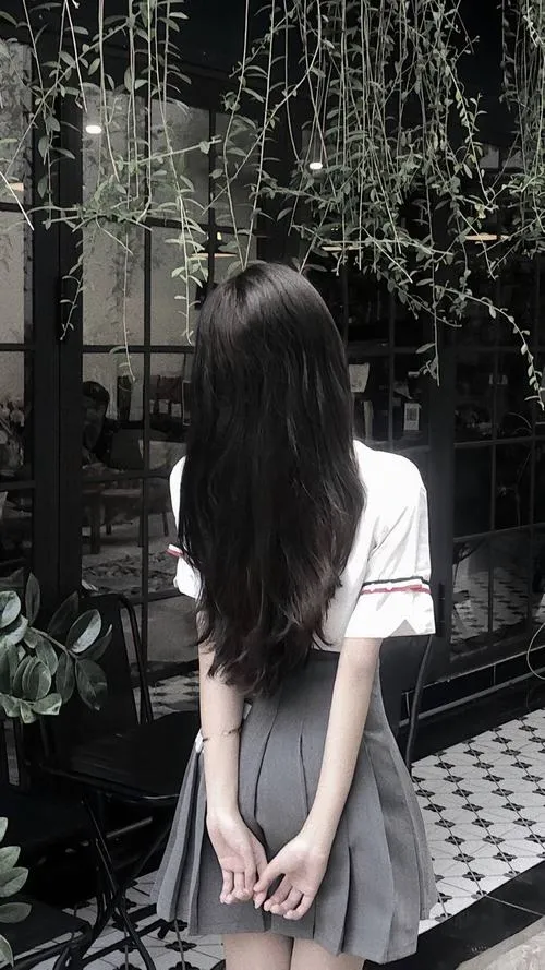 3 Ảnh gái xinh bí ẩn quay lưng trước khung sắt mái tóc dài phủ kín lưng làm bức hình thêm ma mị