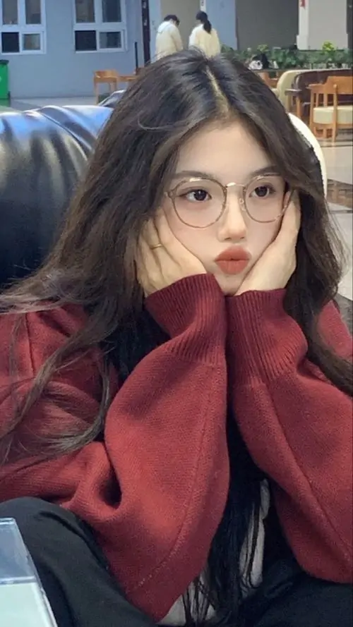 12 Cô nàng trùm áo đỏ quá tay và nhìn qua chiếc kính lớn, mái tóc hơi rối cùng gương mặt nhỏ làm khung hình trở nên đáng yêu, nét đẹp cá tính hiện rõ trong cách tạo dáng co người giữa không gian trong nhà