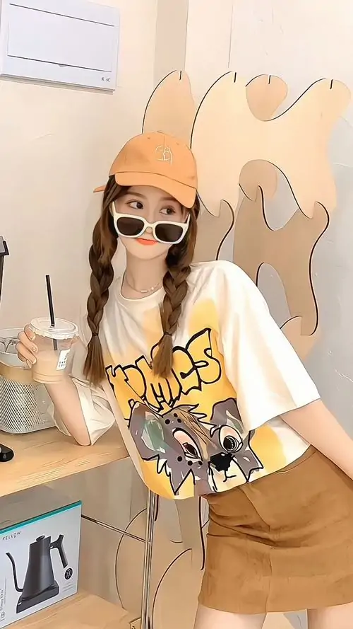 13 Hình cô nàng mặc áo thun vàng, váy nâu và mũ cam đang cầm ly nước trước bức tường vẽ vui mắt, gái xinh mang kính đen tạo điểm nhấn tinh nghịch, tổng thể sáng sủa, dễ thương và tràn đầy sức trẻ