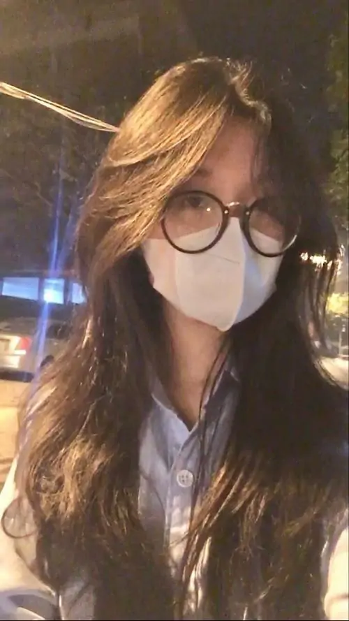 28 Cô nàng mang khẩu trang trắng và kính lớn đứng dưới ánh đèn đêm, mái tóc nâu bay nhẹ trước gió, khung hình nửa mặt tạo gu ảnh đầy mê hoặc, vừa đời thường vừa có chút bí ẩn khiến người xem nhớ lâu