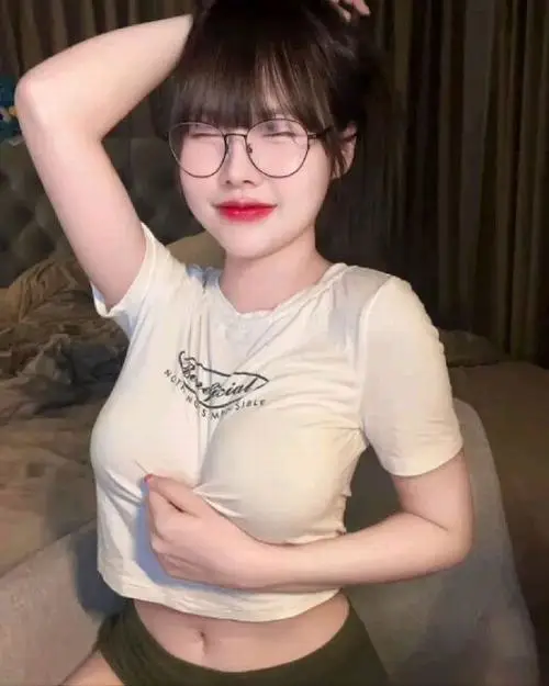 31 Nóng bỏng kiều nữ nằm nghiêng sofa nội y nâng dáng làm vếu to tròn trông săn chắc gợi cảm