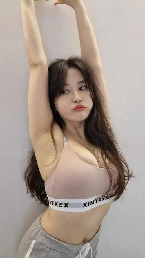 49 Trong không gian phòng gym gái đẹp diện đồ tập bó sát làm lộ rõ bộ ngực to tròn vô cùng bổ mắt.