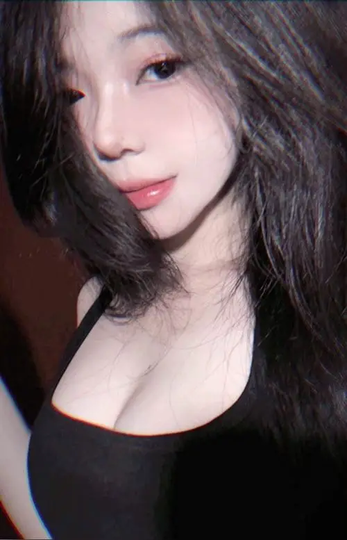 65 Phong cách nóng bỏng với áo quây trễ nải giúp người đẹp khoe trọn độ nảy nở của vòng một đầy mời gọi.