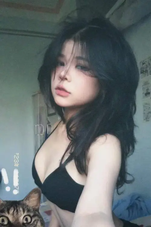 46 Quyến rũ mỹ nhân nằm sấp giường ánh sáng đổ bóng làm nổi bật vếu căng tràn gợi cảm