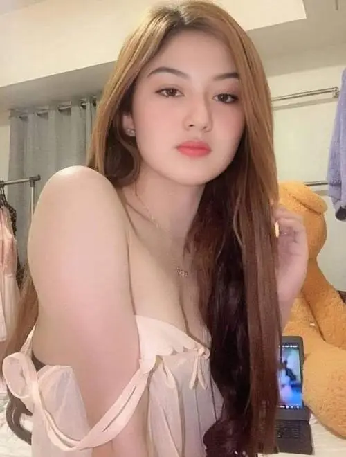 62 Khoảnh khắc gái đẹp diện chiếc áo thun bó sát làm nổi bật kích cỡ vòng một cùng độ nảy nở đầy lôi cuốn.