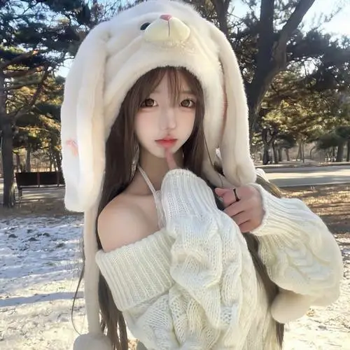 9 Thiếu nữ dễ thương đội mũ tai thỏ áo len trắng giữa trời lạnh ánh mắt mềm tạo vẻ đẹp tự nhiên