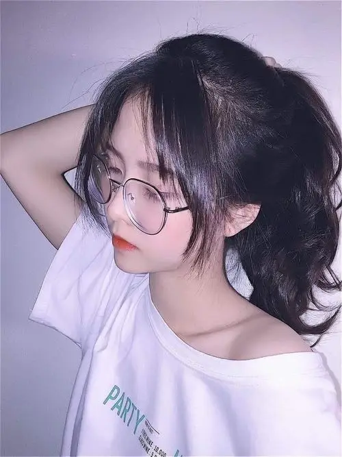 14 Ảnh gái xinh đeo kính với áo tím rộng chụp nghiêng trong phòng sáng mang vẻ thanh lịch và mềm mắt