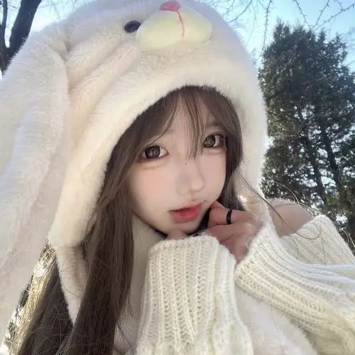 18 Ảnh gái xinh đội mũ lông trắng quấn tay áo len dày giữa trời đông tạo cảm giác trong trẻo và ấm áp