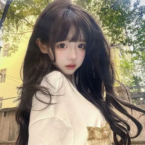 1 Ảnh gái xinh tóc đen mặc Kimono suôn mềm trong nắng cây xanh áo kem nhẹ tạo vẻ thuần khiết và ánh nhìn long lanh