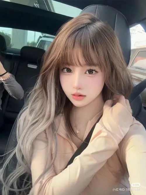 19 Thiếu nữ dễ thương tóc nâu khói ngồi nghiêng trong xe áo sáng mềm tôn làn da trắng mịn rất nổi bật