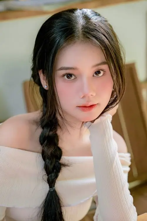 24 Ảnh gái xinh tết tóc hai bên mặc áo trắng ôm nhẹ gương mặt sáng bừng với thần thái trong veo