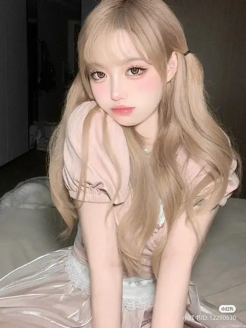 26 Ảnh cô gái tóc vàng sáng ngồi cúi nhẹ trên nền tối phối đồ mềm mại mang nét đẹp mong manh