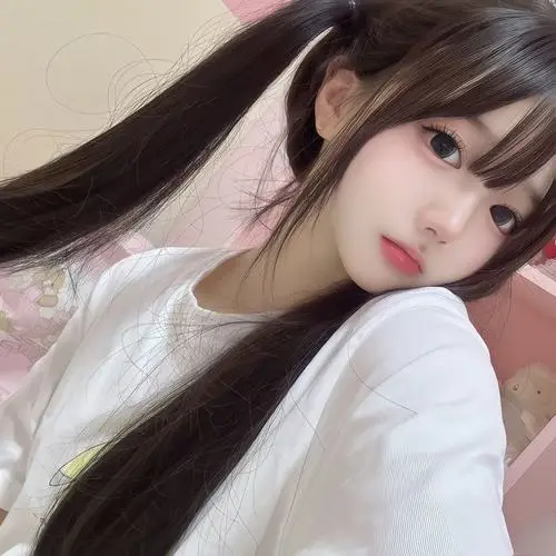 28 Hot girl sexy tóc nâu buộc cao nằm nghiêng trên gối hồng áo trắng rộng tạo nét cuốn hút trẻ trung