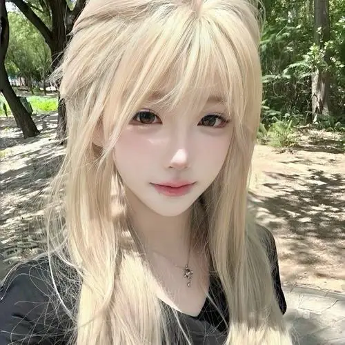 2 Gái đẹp tóc vàng sáng buông thẳng giữa lối đi rợp bóng cây gương mặt trái xoan mang cảm giác thanh thoát