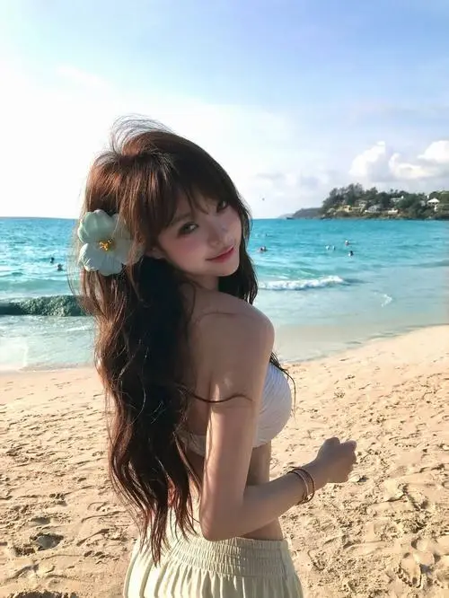 4 Thiếu nữ dễ thương quay lưng trên cát biển tóc dài bay nhẹ nụ cười dịu dàng làm khung hình thêm trẻ trung