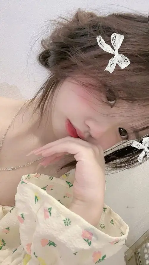 6 Gái đẹp nằm nghiêng bên gối hoa mái tóc nâu búi nhẹ má hồng dưới mắt gợi cảm giác mong manh