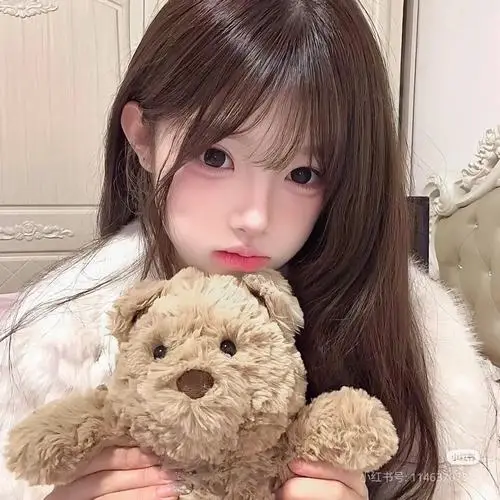 7 Ảnh gái xinh ôm gấu bông trong phòng sáng tóc nâu dài cùng làn da căng mịn khiến tổng thể rất dịu dàng