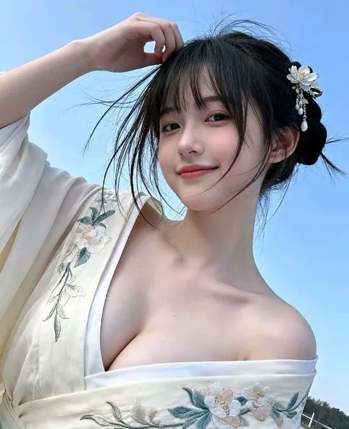 21 Ảnh cô gái Nhật Bản mặc áo hoa trắng kéo hờ vai để lộ ngực giữa nền trời xanh tạo cảm giác trong trẻo.