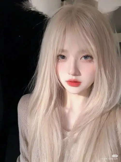 41 Dưới tán hoa anh đào ảnh gái xinh mặc váy sáng khẽ nghiêng đầu làm bối cảnh chụp trở nên mềm và rất thơ