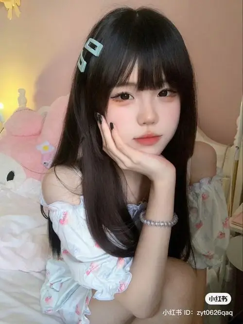 46 Mỹ nhân đứng trước cổng đền Asakusa trong bộ đồ nữ sinh Nhật nụ cười nhỏ khiến tổng thể vừa gần gũi vừa xinh