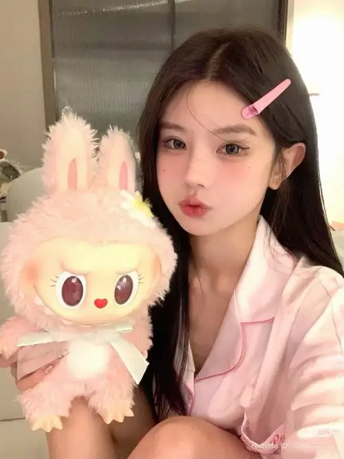 48 Giữa góc phố Tokyo ảnh cô gái phối áo khoác ngắn với chân váy xếp ly tạo cảm giác hiện đại mà vẫn thanh lịch