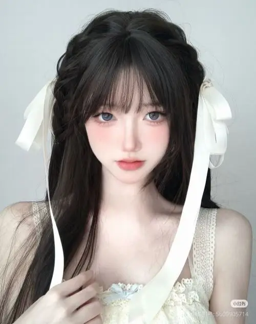 51 Gái đẹp nâng tay chỉnh tóc trước gương tròn phối khuyên tai nhỏ và nơ lụa tạo điểm nhấn xinh mà không phô