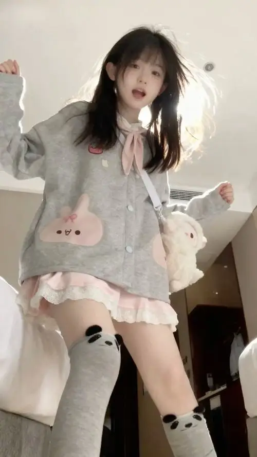 55 Thiếu nữ dễ thương trong ảnh người mẫu Nhật diện áo cổ vuông tay phồng làm nổi bật bờ vai mềm và làn da sáng