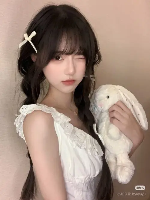 56 Ảnh gái xinh ngồi cạnh bàn trà với bộ tách sứ trắng bộc lộ thần thái biểu cảm nhẹ và vẻ thanh lịch