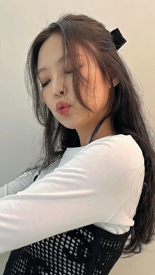 10 Cô gái mặc áo trắng dài tay, nghiêng người bên nền sáng, tóc đen xõa tự nhiên và mắt khép nhẹ, làm bộ ảnh mỹ nhân đẹp nhất hành tinh mang nét hiền, êm và khá dễ thương theo kiểu càng ngắm càng mê