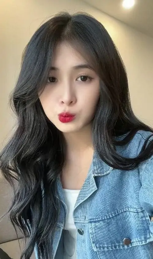 11 Gương mặt nhỏ với mái tóc đen dày, cô gái mặc áo denim xanh và nhìn thẳng vào máy ảnh, khung hình gần làm ảnh gái xinh đẹp nhất thế giới trở nên đẹp thanh, rõ thần thái và rất hợp gu ngắm nhẹ nhàng