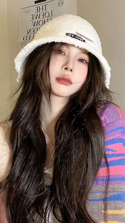 1 Cô gái đội mũ len sáng màu, tóc dài buông nhẹ bên áo kẻ tím, đứng trước nền giấy nâu rất dịu, tạo cảm giác ảnh gái xinh nhất thế giới vừa mềm ánh vừa hút mắt trong khung dọc nhỏ xinh