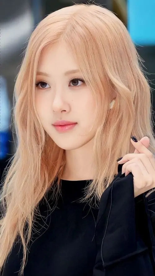 19 Tóc vàng nhạt buông thẳng, cô gái mặc áo đen tối giản và nhìn nghiêng với ánh mắt hiền, bộ ảnh hot girl đẹp xuất sắc mang hơi thở tối màu, sang lạnh và có vibe Jisoo rất gọn gàng thanh lịch