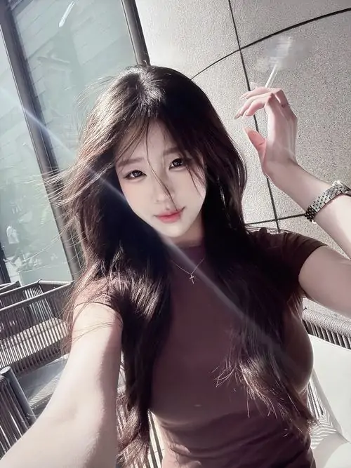 21 Trong khung selfie hơi ngược sáng, cô gái tóc dài chạm tay lên đầu, áo tối màu ôm người và ánh mắt dịu, khiến bộ ảnh gái xinh nhất thế giới mang vẻ mộc, gần và có độ cuốn hút ánh nhìn rất tự nhiên