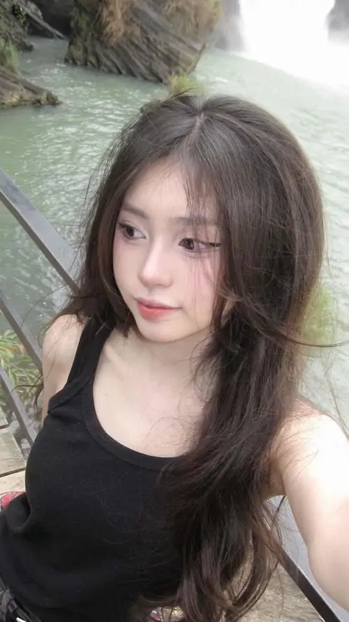 26 Cô gái diện áo đen sát nách, tóc nâu đen xõa qua vai và đứng ngoài trời với ánh nhìn hơi buồn, ảnh hot girl đẹp xuất sắc vì giữ được vẻ đẹp nguyên bản cùng làn da nổi bật trong khung sáng tự nhiên