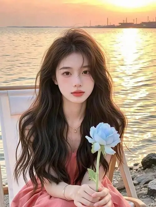 27 Trước mặt biển lúc hoàng hôn, cô gái tóc nâu dài ôm bông hoa xanh nhạt, váy sáng màu mềm rủ, tạo nên bộ ảnh gái đẹp đỉnh cao rất thơ, rất đẹp và đậm cảm giác nàng thơ bên ánh vàng cuối ngày
