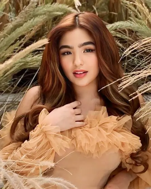 30 Cô gái tóc nâu dài giữa nền cỏ vàng, quấn lớp vải be bồng quanh người và mỉm cười sáng, khung ảnh làm bộ ảnh người đẹp nổi bật toàn cầu trở nên bay bổng, mềm và rất hợp tinh thần nhan sắc toàn cầu