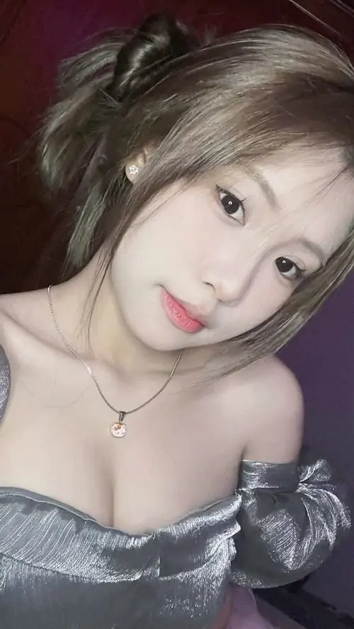 34 Chụp cận từ trên xuống, cô gái mặc váy xám trễ vai và nghiêng mặt lên máy ảnh, bộ ảnh mỹ nhân đẹp nhất thế giới rất thanh, rất nữ tính và sở hữu cảm giác khó rời mắt nhờ đường nét mềm gọn