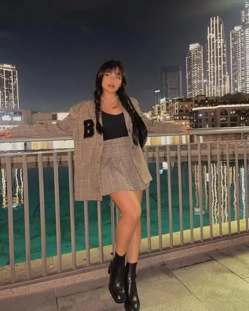 36 Trên lan can đêm nhìn ra dãy nhà sáng đèn, cô gái mặc váy đen ngắn đứng thẳng một mình, tạo nên bộ ảnh gái đẹp nhất hành tinh giàu khí chất, ngầu vừa đủ và nổi rõ khả năng lên hình cực mạnh