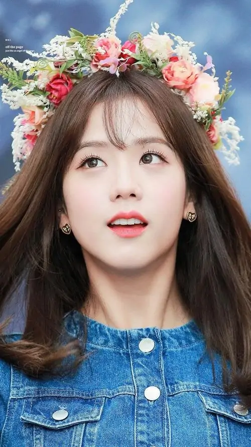 3 Thiếu nữ cài vòng hoa, mặc áo denim xanh và ngước nhìn lên đầy ngạc nhiên, gương mặt sáng bừng giữa nền lá hoa, gợi cảm giác ảnh mỹ nhân đẹp nhất thế giới rất trong veo với ánh mắt có chiều sâu