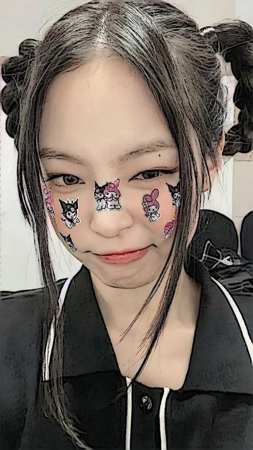 4 Cô gái buộc tóc gọn, diện áo đen cá tính và đeo kính trang trí trước mắt, chụp cận mặt trong ánh sáng tối giản, tạo vibe ảnh hot girl đẹp xuất sắc hơi lạnh, lạ mắt mà vẫn giữ thần thái cuốn người nhìn