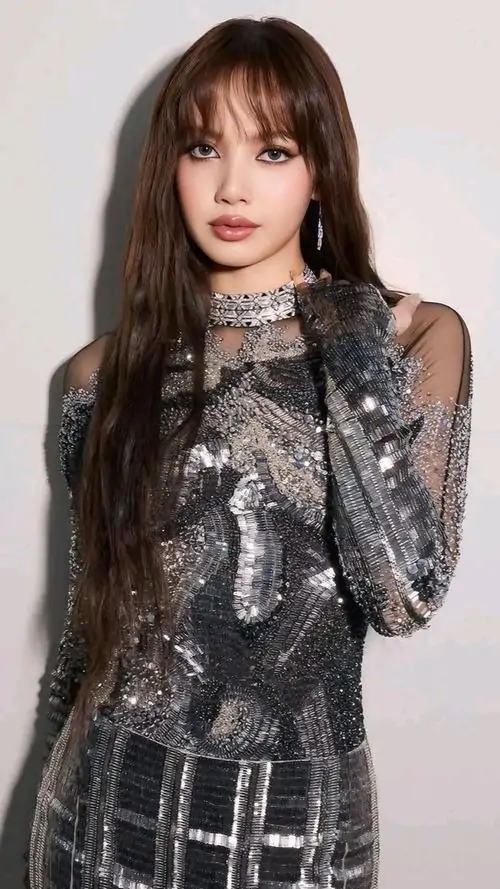 8 Cô gái tóc dài nâu đậm diện váy ánh kim đen, đứng thẳng trước nền trơn với ánh nhìn bình tĩnh, tạo nên ảnh gái đẹp đỉnh cao theo hướng thanh lạnh, sang nhẹ và có độ nhận diện riêng rất rõ