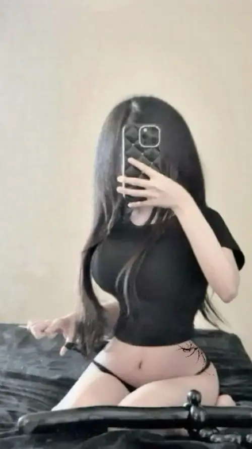 14 Cô gái trong ảnh sexy ngồi tựa nhẹ trên ghế, để tóc xõa tự nhiên và khoe nét hờ hững rất khó gọi thành lời