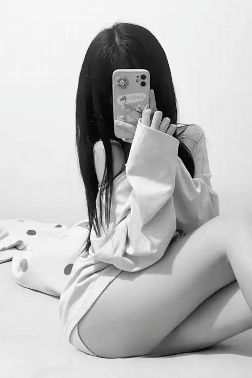 15 Một bức ảnh sexy kiểu thời trang cao cấp, nơi trang phục cắt xẻ táo bạo và thần thái sắc sảo hòa vào nhau rất đẹp