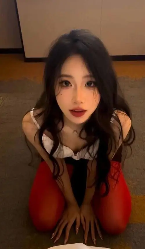 20 Ảnh gái quyến rũ trong váy ôm dáng khơi lên cảm giác trưởng thành, khi vòng eo hiện rõ dưới lớp sáng tối mờ nhẹ