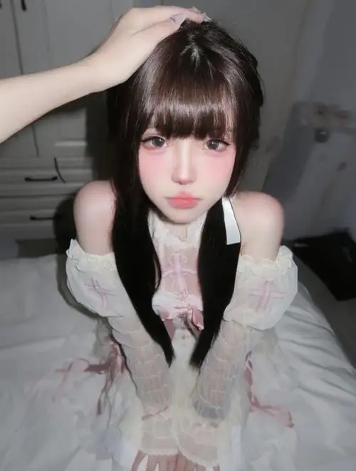 21 Khung hình hot girl style mềm hơn nhờ mái tóc rơi nhẹ trên vai, kết hợp cùng tông màu trầm đầy chiều sâu