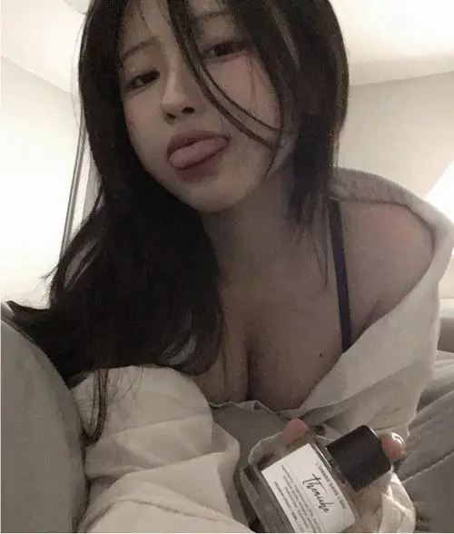 28 Khung ảnh gái quyến rũ có chất beauty rõ nét, khi làn da trắng sứ mịn màng trở thành điểm sáng chính của toàn ảnh